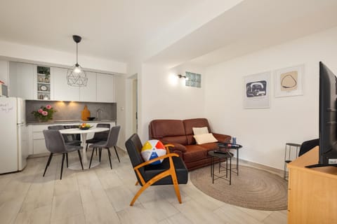 TV and multimedia, Kitchen or kitchenette, Living room, Dining area