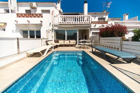 Property building, Patio, Balcony/Terrace, Pool view, Swimming pool, sunbed