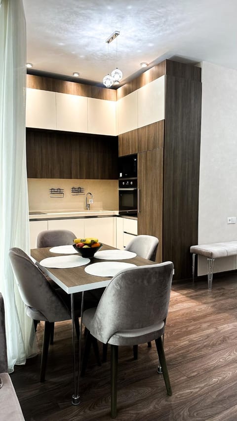 Kitchen or kitchenette, Dining area, stove