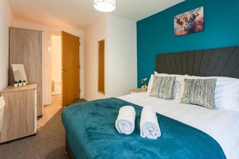 Bed, Decorative detail, Bedroom, internet, towels, wardrobe