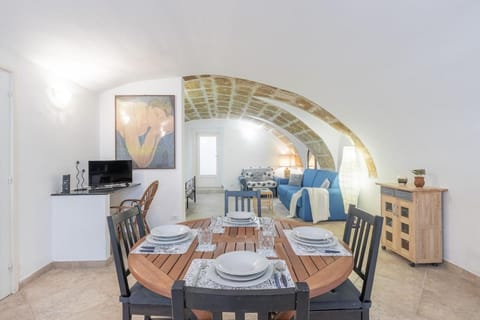 TV and multimedia, Living room, Seating area, Dining area