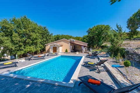 Property building, Day, Pool view, Swimming pool, sunbed