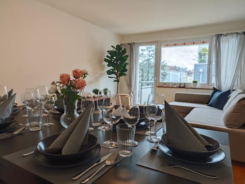 Living room, Food and drinks, Seating area, Dining area