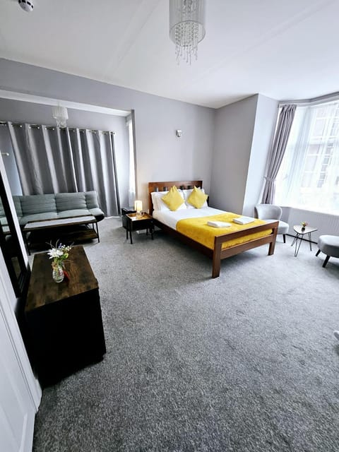 Bed, Living room, Photo of the whole room, Seating area, Bedroom