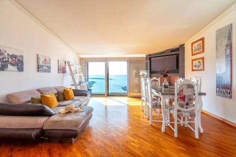 Living room, Sea view