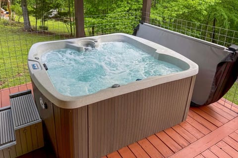 3 Mi to Marina Cabin with Hot Tub in Byrdstown! Cabin in Tennessee