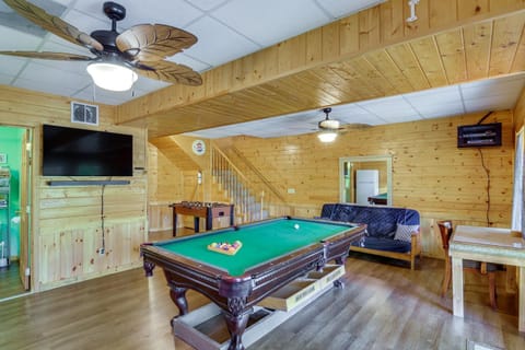 3 Mi to Marina Cabin with Hot Tub in Byrdstown! Cabin in Tennessee