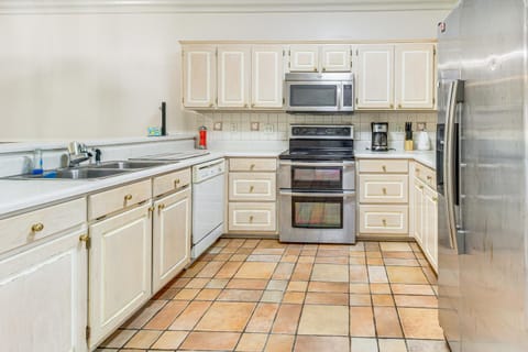 6 Mi to Dtwn Albany Convenient Home with Patio House in Georgia