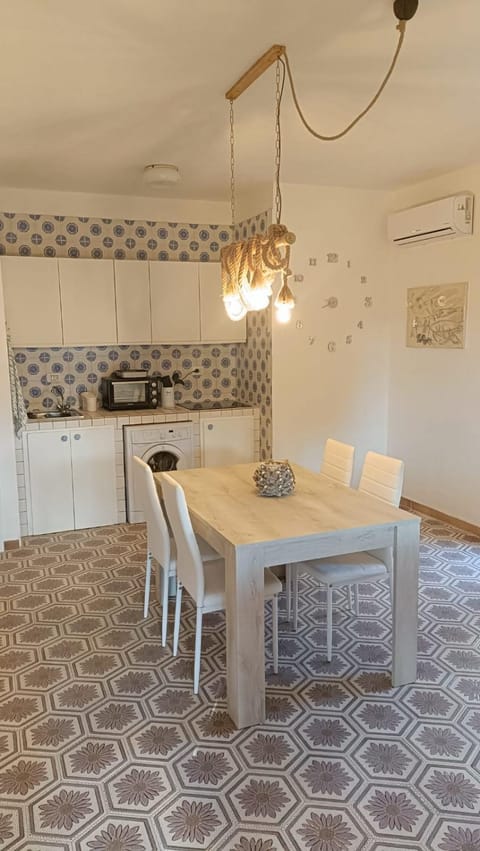 Kitchen or kitchenette, Dining area, air conditioner