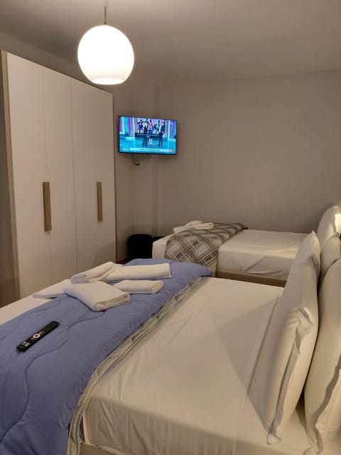 Bed, TV and multimedia, Photo of the whole room, Bedroom, wardrobe