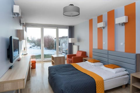 Bed, TV and multimedia, Photo of the whole room
