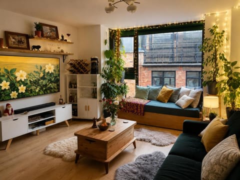 TV and multimedia, Living room, Photo of the whole room, Seating area, Alcoholic drinks