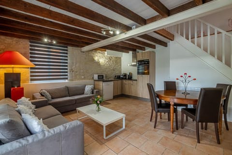 Kitchen or kitchenette, Seating area, Dining area, stove