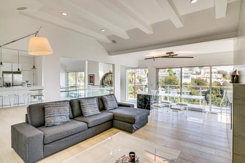 Walk to Sunset Strip Modern Home in WeHo Hills! House in West Hollywood