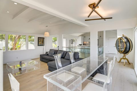 Walk to Sunset Strip Modern Home in WeHo Hills! House in West Hollywood