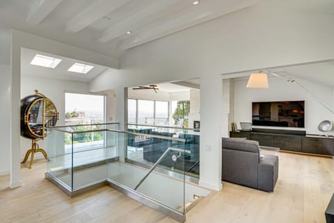 Walk to Sunset Strip Modern Home in WeHo Hills! House in West Hollywood