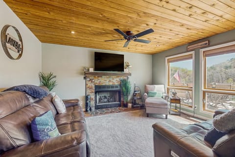 Outdoor Spa and Dock! Scenic Norris Lake Retreat House in Caryville