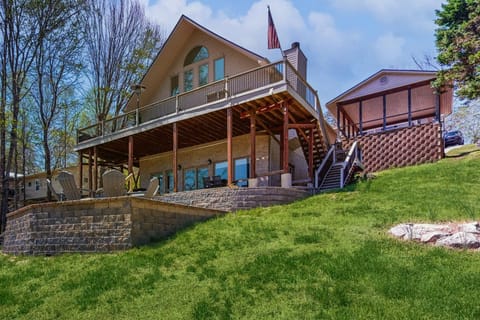 Outdoor Spa and Dock! Scenic Norris Lake Retreat House in Caryville
