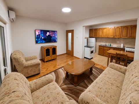 Communal lounge/ TV room, TV and multimedia, Kitchen or kitchenette, Living room, Seating area, Dining area, minibar, oven