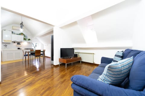 TV and multimedia, Living room, Seating area, Dining area