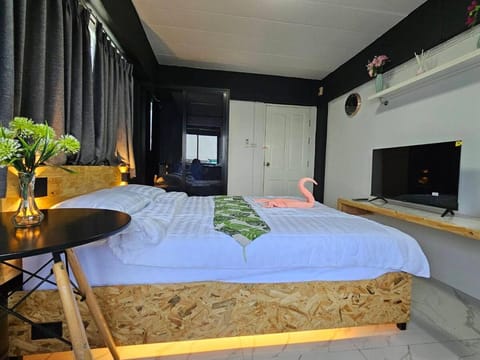 Bed, TV and multimedia, Photo of the whole room, Bedroom