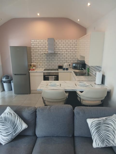 Kitchen or kitchenette, Living room, Seating area, Dining area, oven, stove