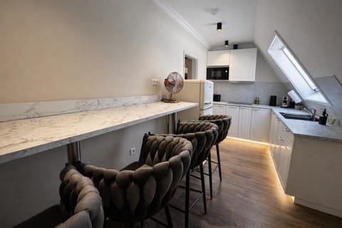 Kitchen or kitchenette, Seating area, Dining area