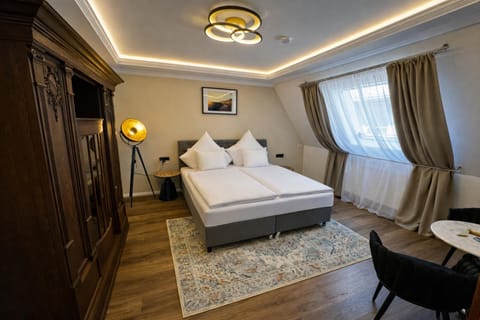 Bed, Photo of the whole room, Seating area, Bedroom
