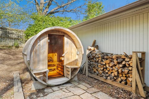 The Markham House-1 mi to UofA-3 mi to DT-Sauna House in Fayetteville