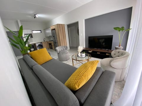 TV and multimedia, Living room, Seating area, Evening entertainment