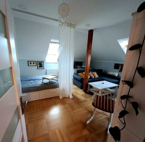 Bed, Photo of the whole room, Seating area