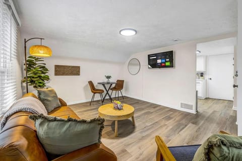 New Renovated 1BR with King Modern Comfort House in Middleburg Heights