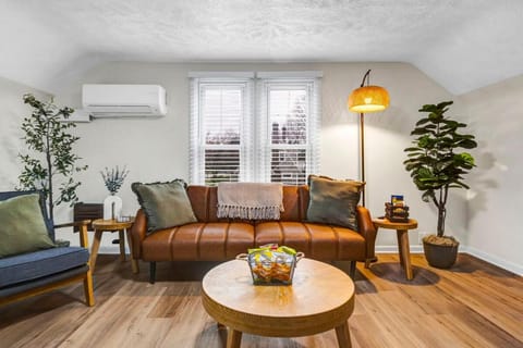 New Renovated 1BR with King Modern Comfort House in Middleburg Heights