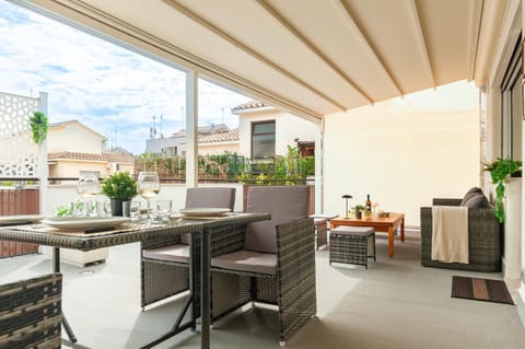 Balcony/Terrace, Seating area, Dining area, Quiet street view