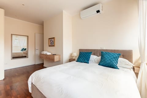 Bed, Photo of the whole room, Bedroom, air conditioner