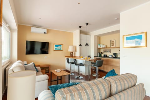 TV and multimedia, Kitchen or kitchenette, Living room, Seating area, Dining area