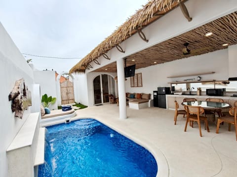 Communal lounge/ TV room, Swimming pool, Swimming pool
