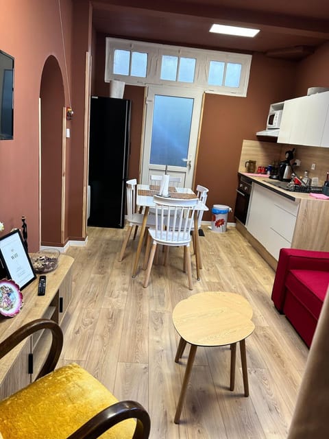 TV and multimedia, Kitchen or kitchenette, Living room, Seating area, Dining area, oven, stove