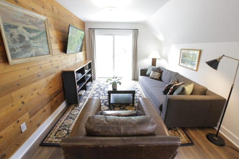Raven Lady #201- Ucluelet Sleeps 6 Pet Friendly Apartment in Ucluelet