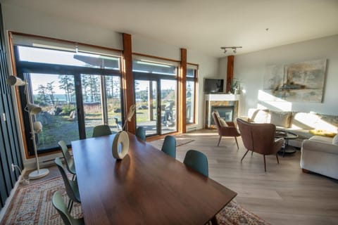 Big Beach Escape - Ucluelet - Sleeps 6 - Pet Friendly House in Ucluelet