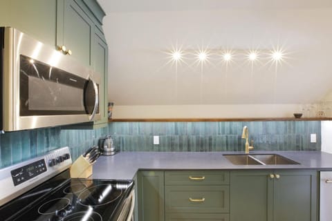 Raven Lady #202- Ucluelet, Sleeps 4, Pet Friendly Apartment in Ucluelet