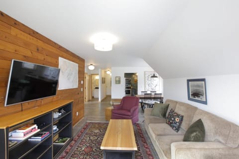 Raven Lady #202- Ucluelet, Sleeps 4, Pet Friendly Apartment in Ucluelet