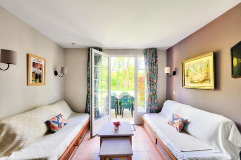 Bed, Bathroom