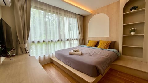 Bed, TV and multimedia, Photo of the whole room, Bedroom, towels