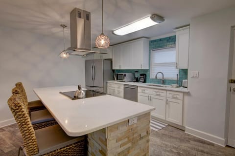 Coffee/tea facilities, Kitchen or kitchenette, Dining area, dishwasher, oven, stove, toaster