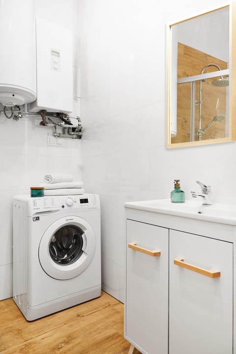 Bathroom, washing machine