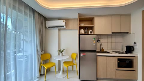 Coffee/tea facilities, Kitchen or kitchenette, Dining area, stove, toaster, air conditioner