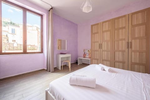 Photo of the whole room, Bedroom, towels, wardrobe