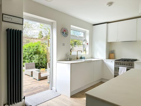 Kitchen or kitchenette, Dining area, pet friendly, stove