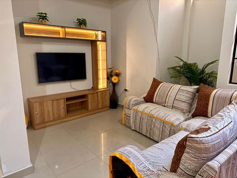 TV and multimedia, Living room, Seating area, Evening entertainment